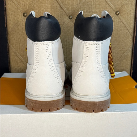 Timberland Boot Light Grey Nubuck 6” Waterproof in Size 9 NWT - Picture 7 of 13